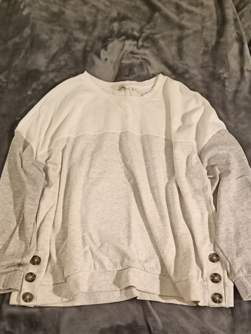 Reitmans Men's Two-Tone Crewneck Sweater in White and Light Gray